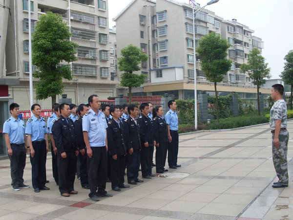 教官向参训保安员交待参训纪律